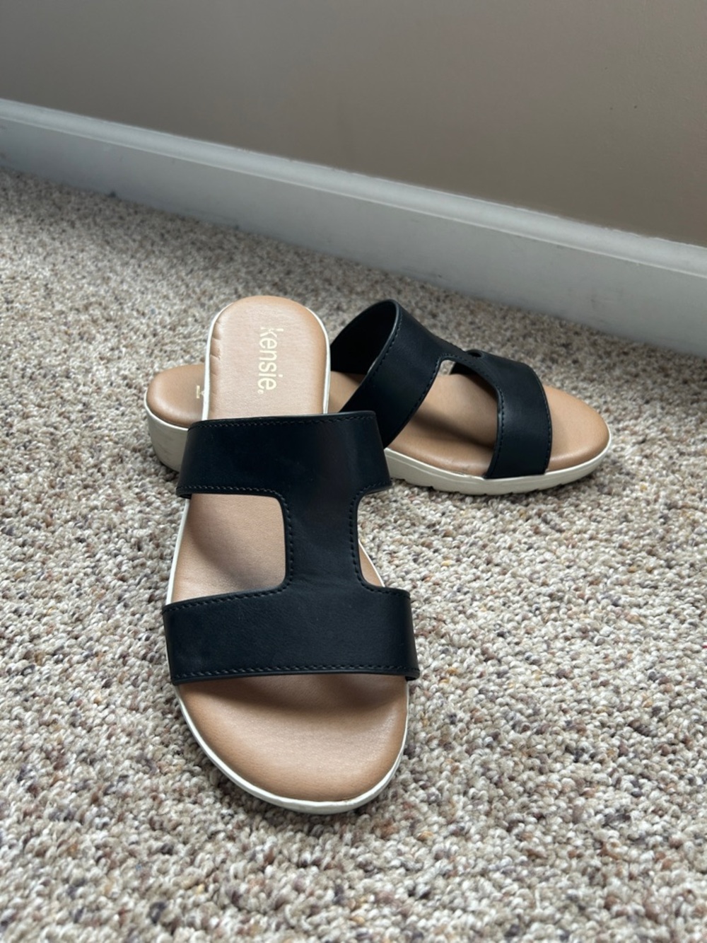 Kensie Black and Tan Slide Sandals for Women